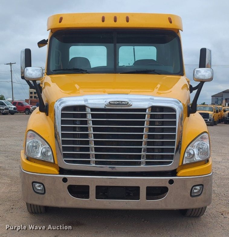 image for item NG9858 2018 Freightliner Cascadia semi truck