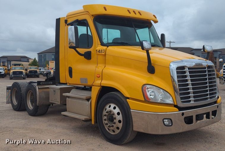 image for item NG9858 2018 Freightliner Cascadia semi truck