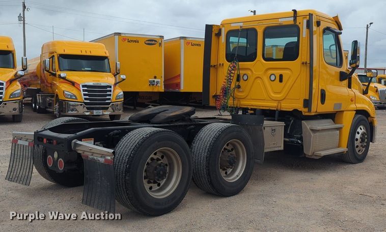 image for item NG9858 2018 Freightliner Cascadia semi truck