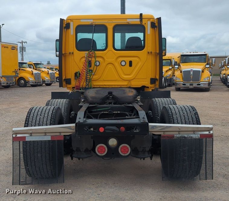 image for item NG9858 2018 Freightliner Cascadia semi truck
