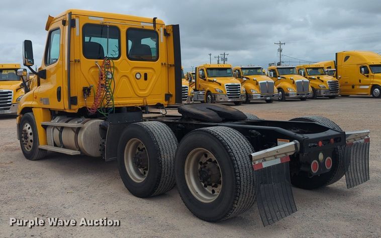 image for item NG9858 2018 Freightliner Cascadia semi truck