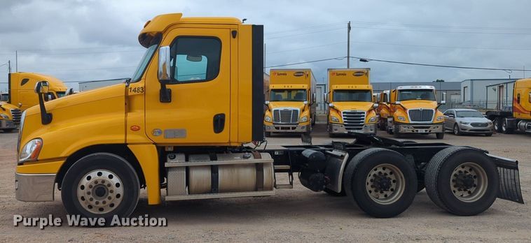 image for item NG9858 2018 Freightliner Cascadia semi truck