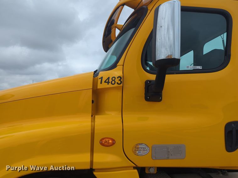 image for item NG9858 2018 Freightliner Cascadia semi truck