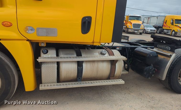 image for item NG9858 2018 Freightliner Cascadia semi truck