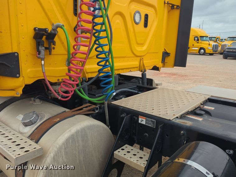 image for item NG9858 2018 Freightliner Cascadia semi truck