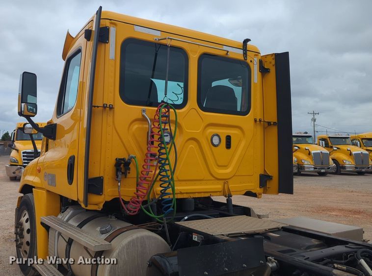 image for item NG9858 2018 Freightliner Cascadia semi truck