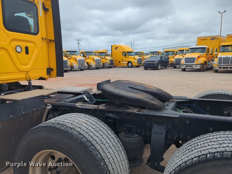 image for item NG9858 2018 Freightliner Cascadia semi truck