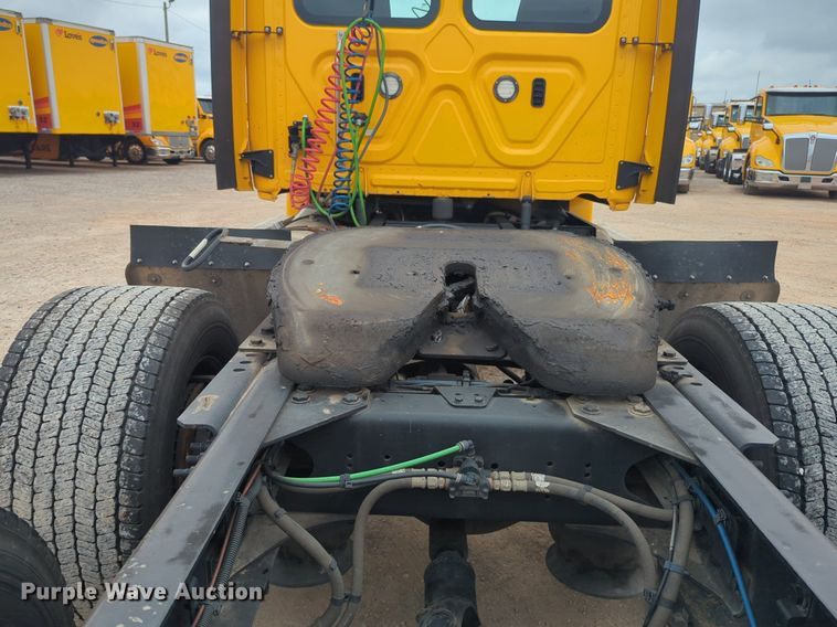 image for item NG9858 2018 Freightliner Cascadia semi truck