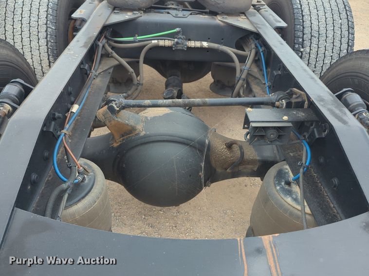 image for item NG9858 2018 Freightliner Cascadia semi truck