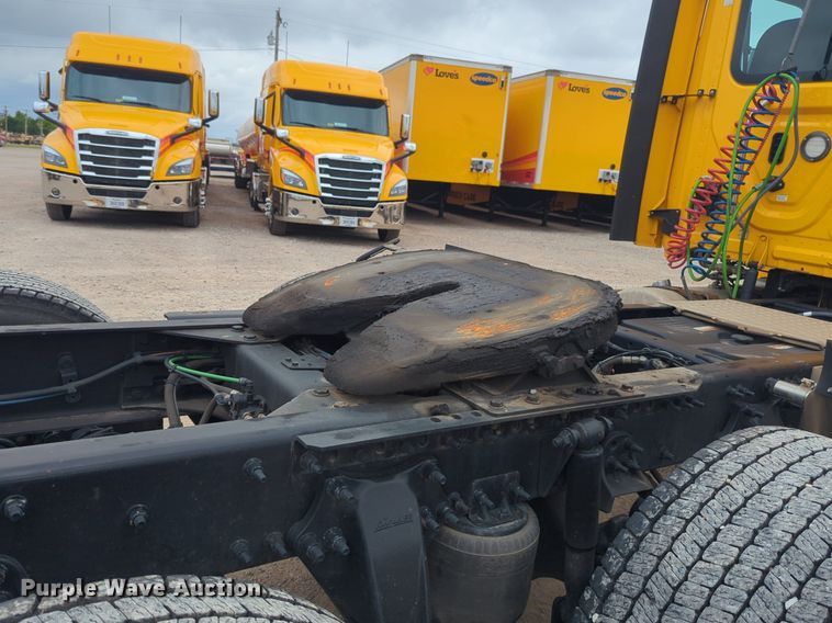 image for item NG9858 2018 Freightliner Cascadia semi truck