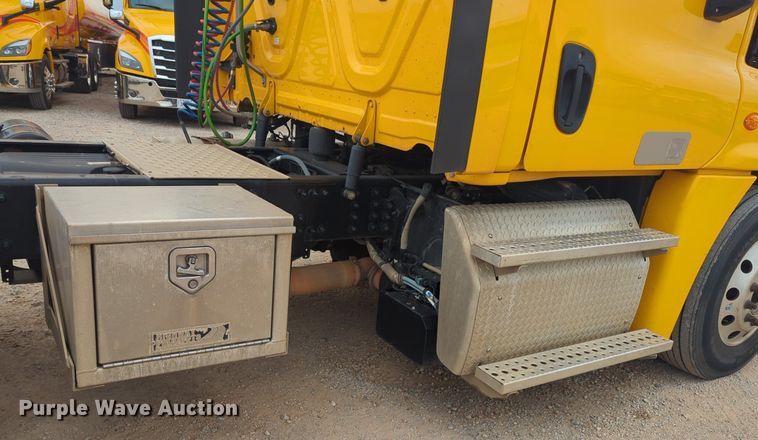 image for item NG9858 2018 Freightliner Cascadia semi truck