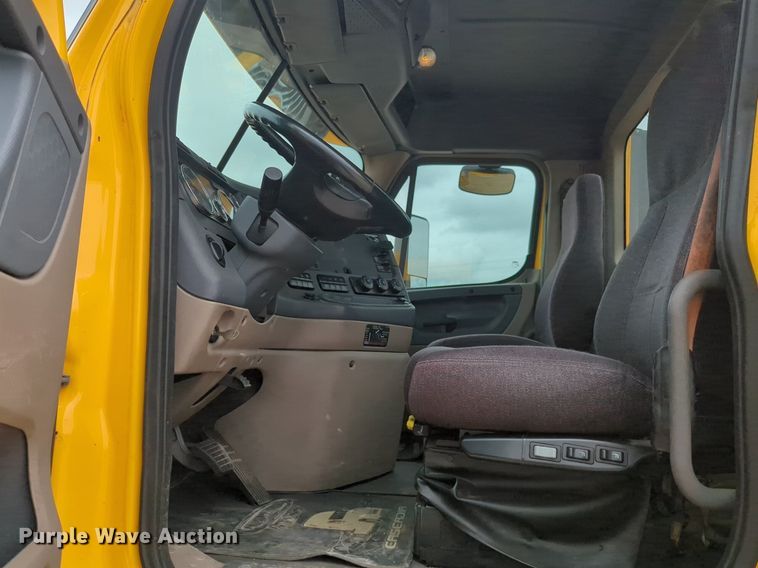 image for item NG9858 2018 Freightliner Cascadia semi truck