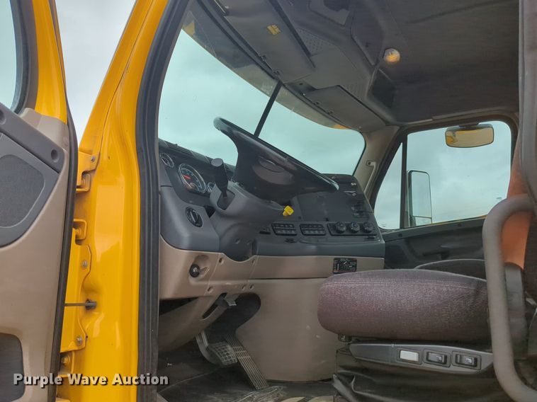 image for item NG9858 2018 Freightliner Cascadia semi truck