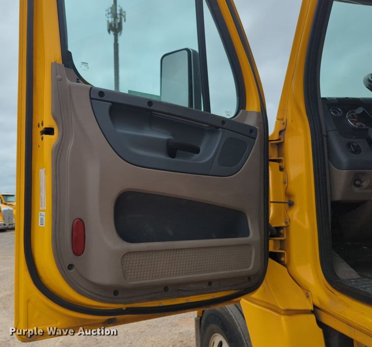 image for item NG9858 2018 Freightliner Cascadia semi truck