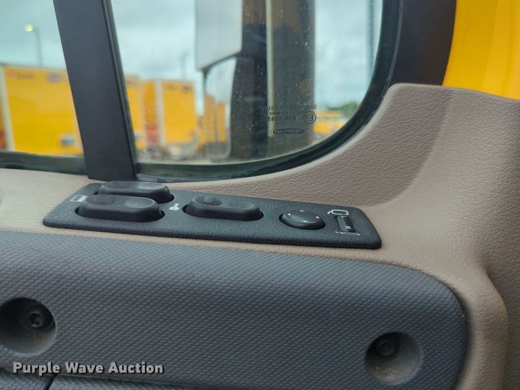 image for item NG9858 2018 Freightliner Cascadia semi truck