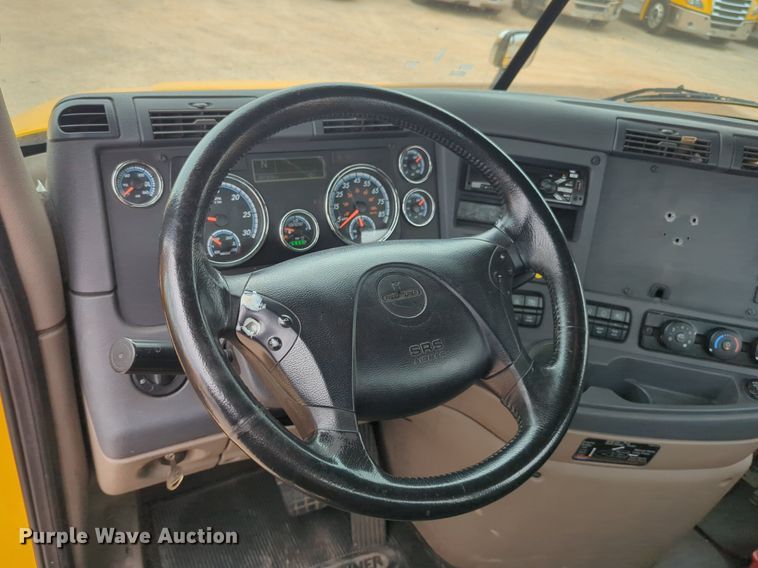 image for item NG9858 2018 Freightliner Cascadia semi truck