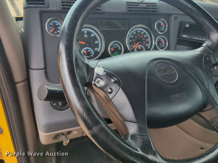 image for item NG9858 2018 Freightliner Cascadia semi truck