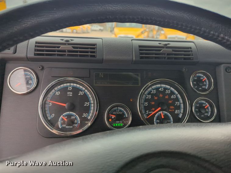 image for item NG9858 2018 Freightliner Cascadia semi truck