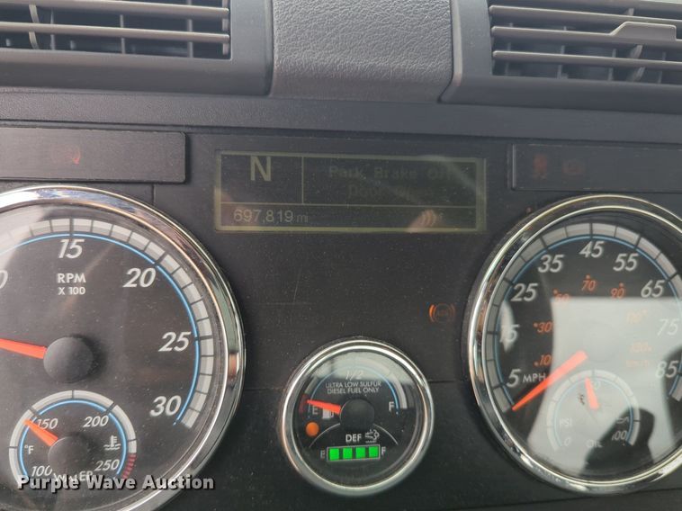 image for item NG9858 2018 Freightliner Cascadia semi truck