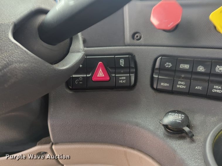 image for item NG9858 2018 Freightliner Cascadia semi truck