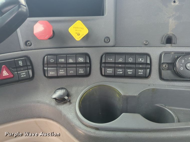 image for item NG9858 2018 Freightliner Cascadia semi truck