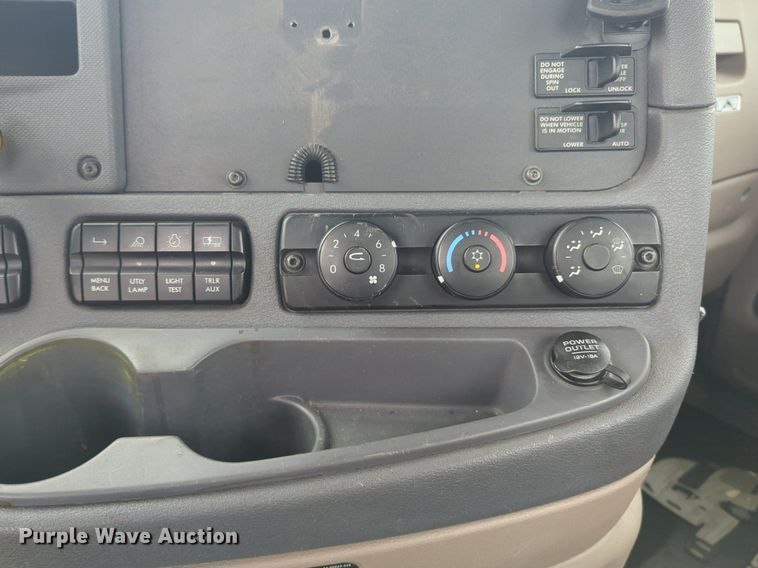 image for item NG9858 2018 Freightliner Cascadia semi truck