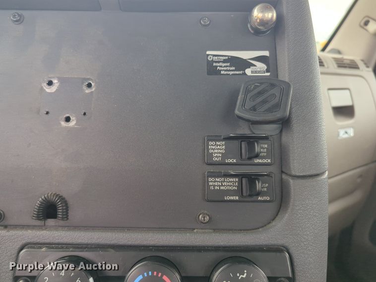 image for item NG9858 2018 Freightliner Cascadia semi truck