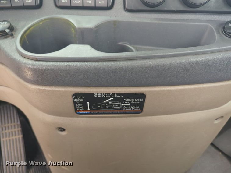 image for item NG9858 2018 Freightliner Cascadia semi truck