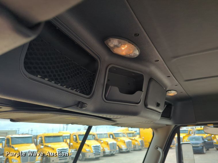 image for item NG9858 2018 Freightliner Cascadia semi truck