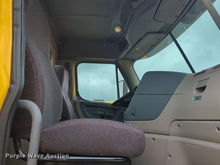 image for item NG9858 2018 Freightliner Cascadia semi truck