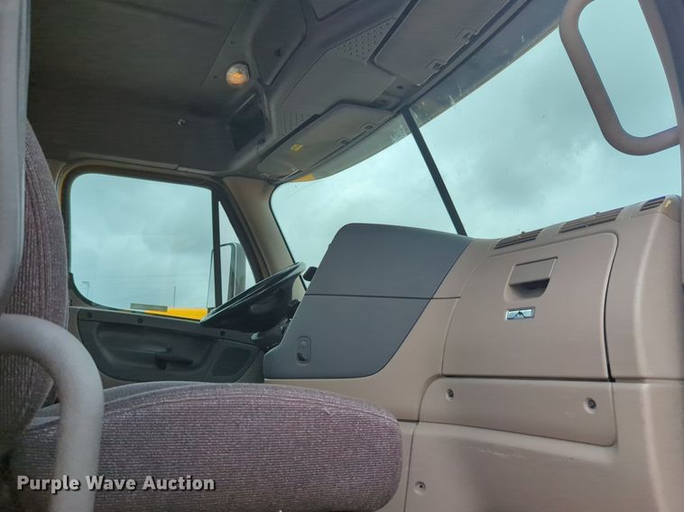 image for item NG9858 2018 Freightliner Cascadia semi truck