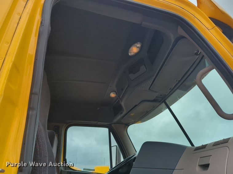 image for item NG9858 2018 Freightliner Cascadia semi truck