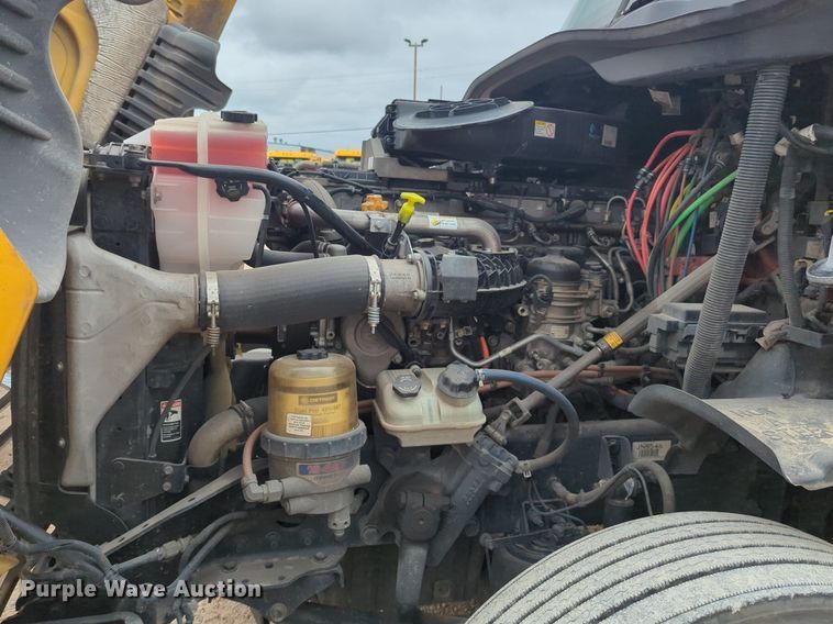 image for item NG9858 2018 Freightliner Cascadia semi truck