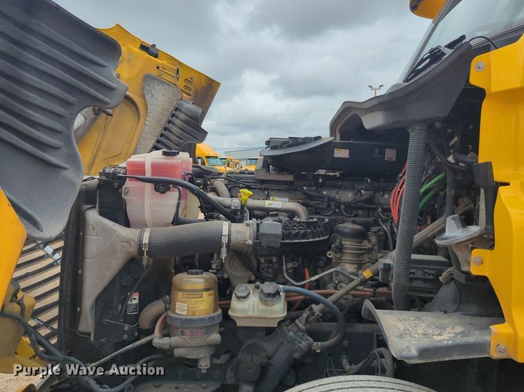 image for item NG9858 2018 Freightliner Cascadia semi truck