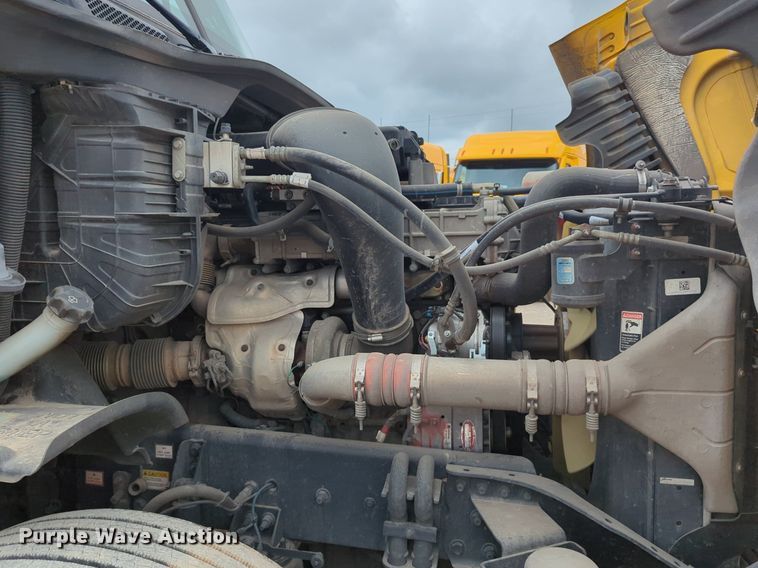 image for item NG9858 2018 Freightliner Cascadia semi truck