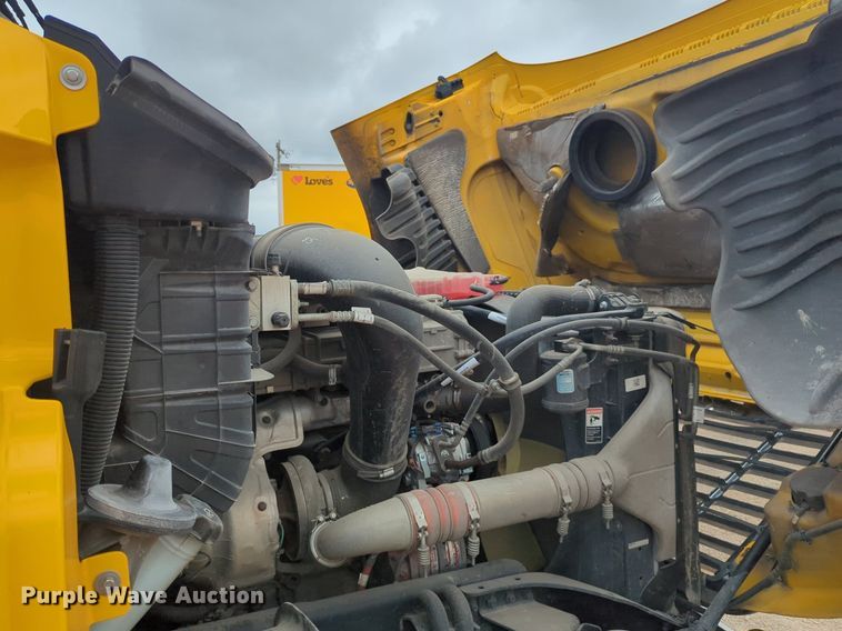 image for item NG9858 2018 Freightliner Cascadia semi truck