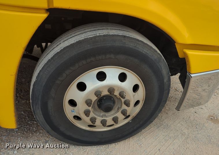 image for item NG9858 2018 Freightliner Cascadia semi truck