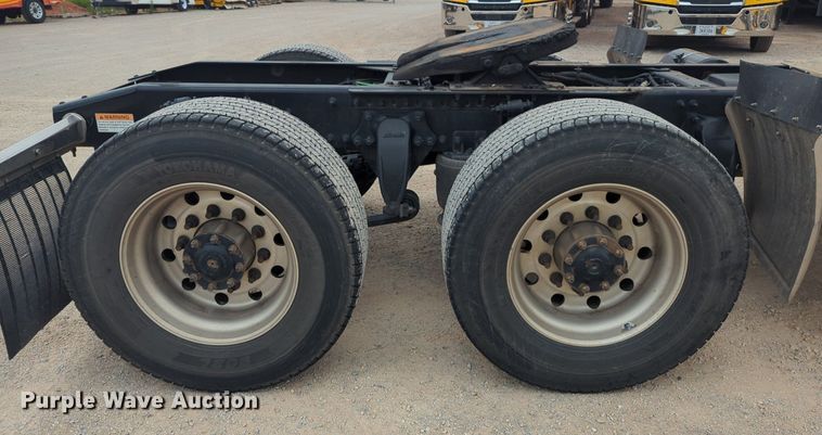 image for item NG9858 2018 Freightliner Cascadia semi truck