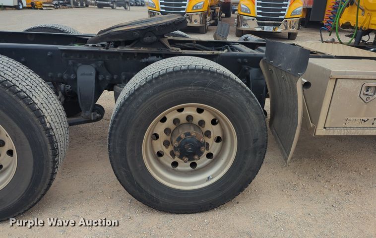 image for item NG9858 2018 Freightliner Cascadia semi truck