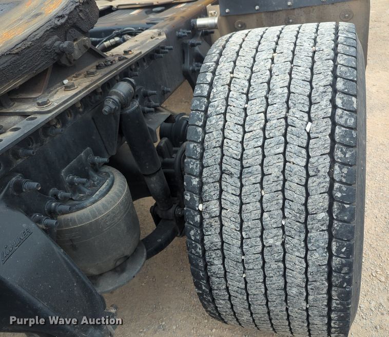 image for item NG9858 2018 Freightliner Cascadia semi truck