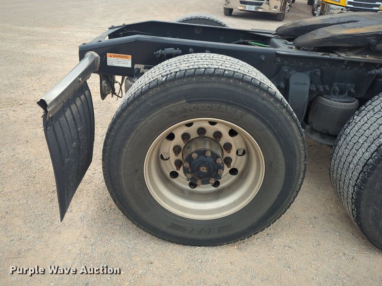 image for item NG9858 2018 Freightliner Cascadia semi truck