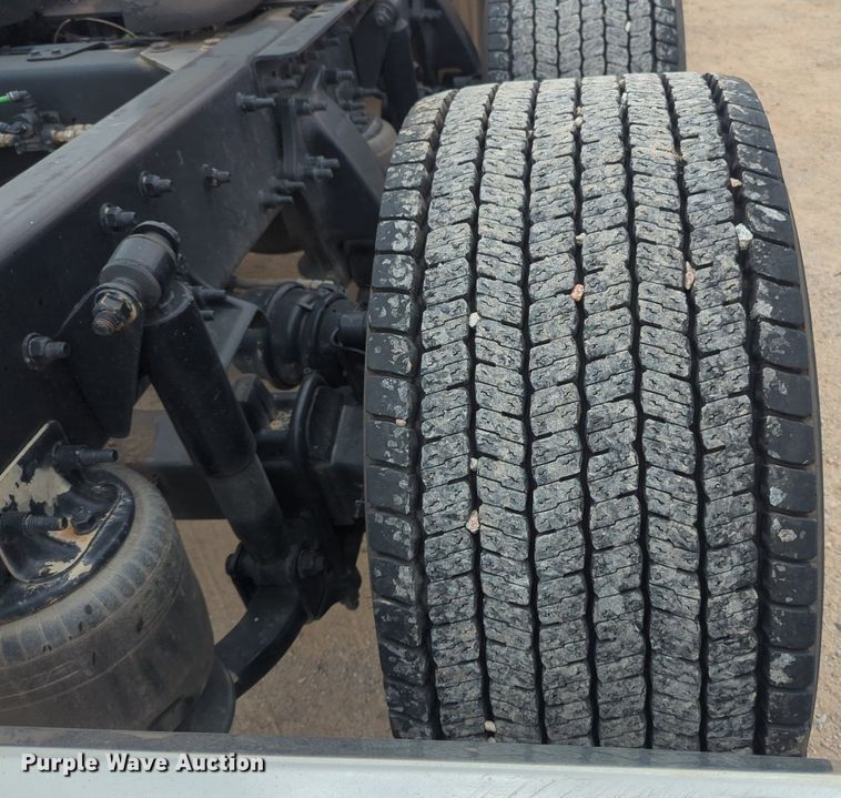 image for item NG9858 2018 Freightliner Cascadia semi truck