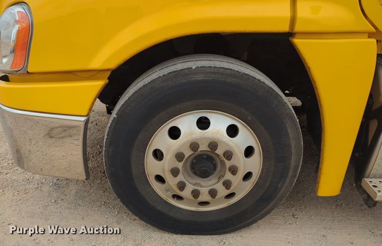 image for item NG9858 2018 Freightliner Cascadia semi truck