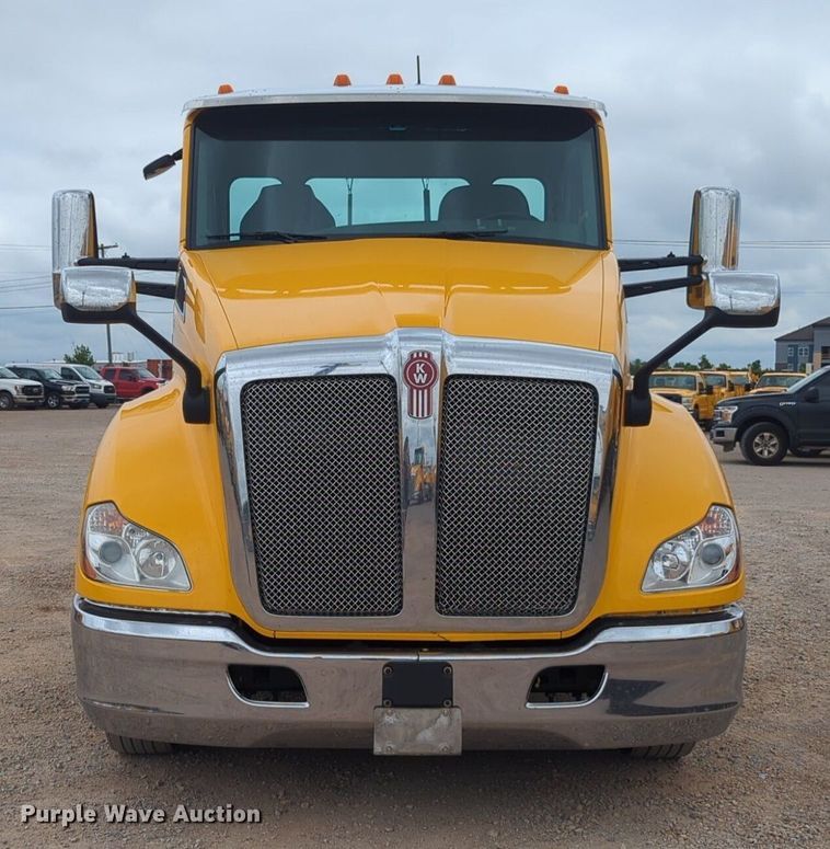 image for item NG9859 2019 Kenworth T680 semi truck