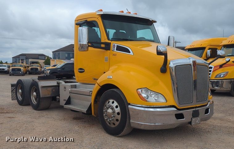 image for item NG9859 2019 Kenworth T680 semi truck