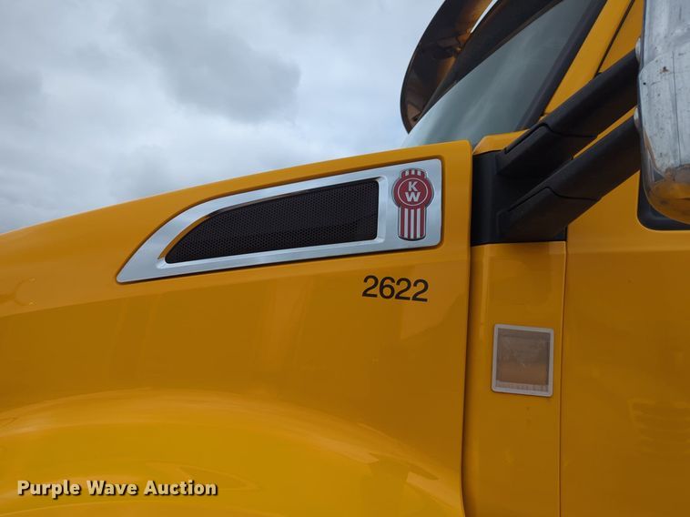 image for item NG9859 2019 Kenworth T680 semi truck