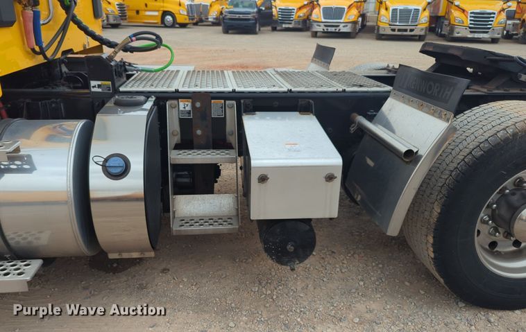 image for item NG9859 2019 Kenworth T680 semi truck