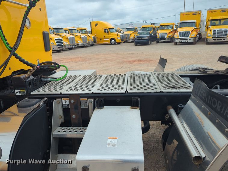 image for item NG9859 2019 Kenworth T680 semi truck