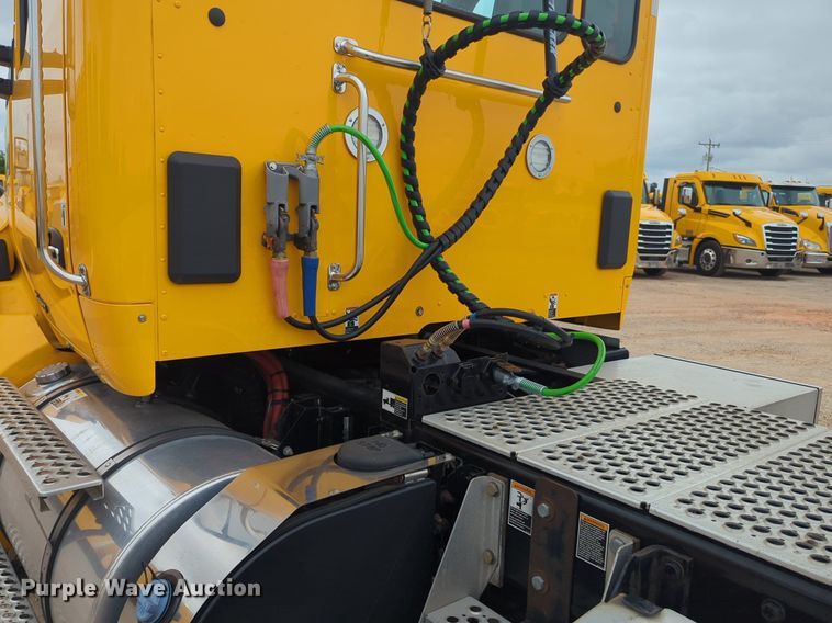 image for item NG9859 2019 Kenworth T680 semi truck