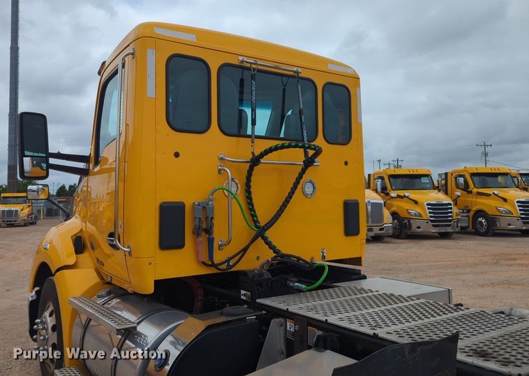 image for item NG9859 2019 Kenworth T680 semi truck